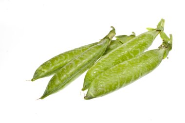 Beyaz arkaplanda izole bezelyeler