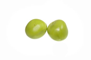 Beyaz arkaplanda izole bezelyeler