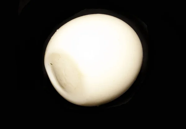 Яйцо выделено на черном фоне — стоковое фото