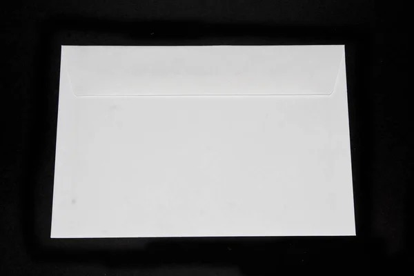 검은 배경에 분리되어 있는 우편 봉투 — 스톡 사진