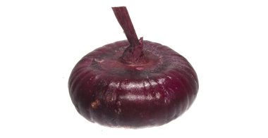 Beyaz arkaplanda soğan izole edildi