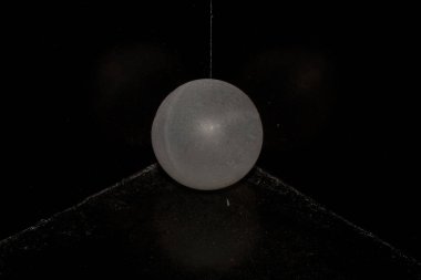 Siyah arkaplanda beyaz top izole edildi