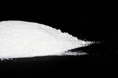 kar siyah arkaplanda izole edildi