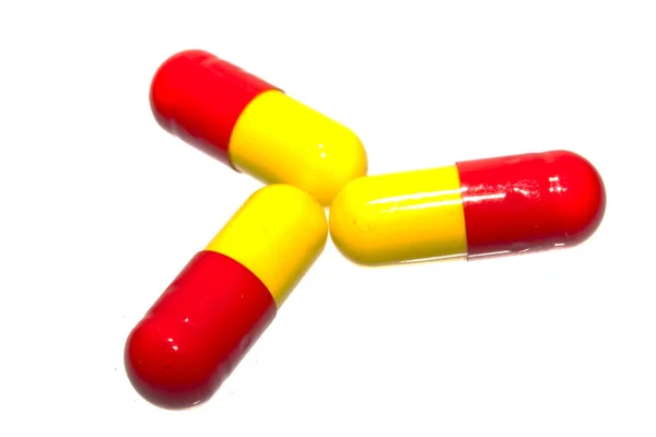 Pillole mediche isolate su sfondo bianco — Foto Stock