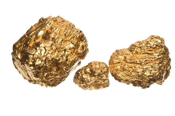 Beyaz arkaplanda izole edilmiş altın taş
