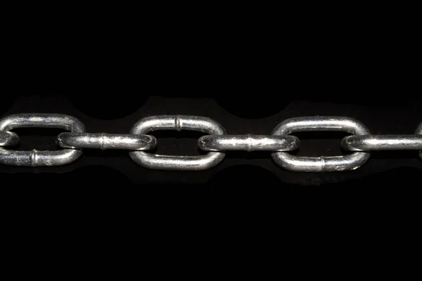 Řetěz izolovaných na černém pozadí — Stock fotografie