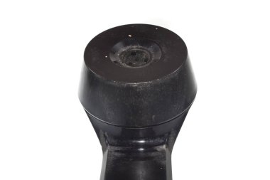 Beyaz arkaplanda eski telefon izole edildi