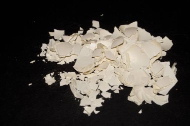 Siyah arka plan üzerine izole yumurta kabuğu