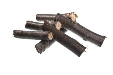 Beyaz arkaplanda yakacak odun