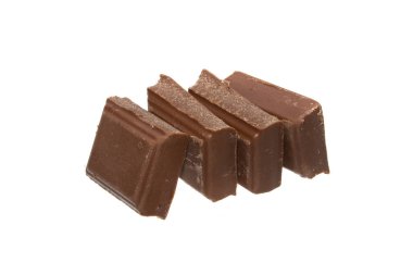 Beyaz arkaplanda izole edilmiş çikolata