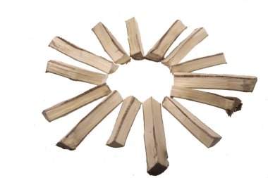 Beyaz arkaplanda yakacak odun