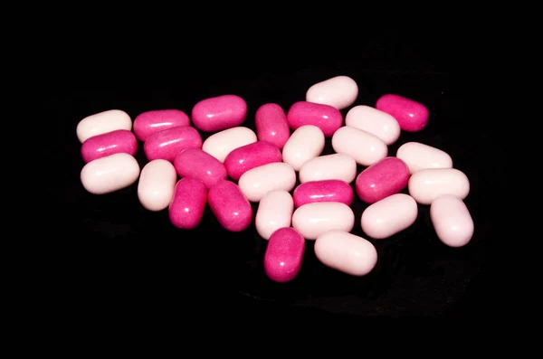 Pillole mediche isolate su sfondo nero — Foto Stock