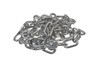 Beyaz arkaplanda zincir izole edildi