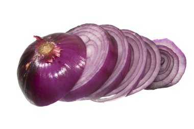 Beyaz arkaplanda soğan izole edildi