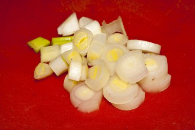 Beyaz arkaplanda soğan izole edildi