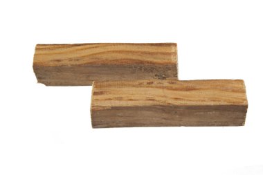 Beyaz arkaplanda yakacak odun