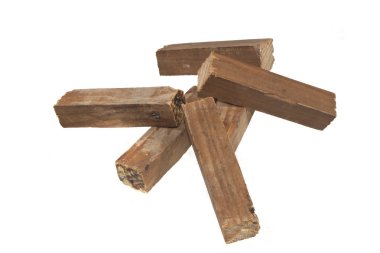 Beyaz arkaplanda yakacak odun