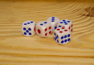 Siyah arkaplanda izole taşlar çalmak