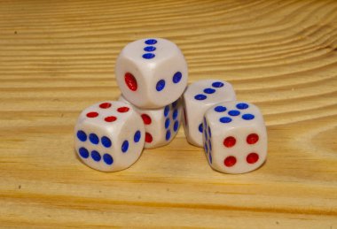 Siyah arkaplanda izole taşlar çalmak