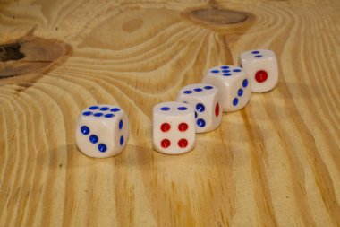 Siyah arkaplanda izole taşlar çalmak