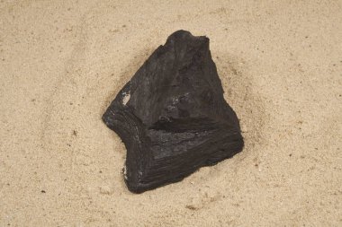 Sarı kumdaki kömür