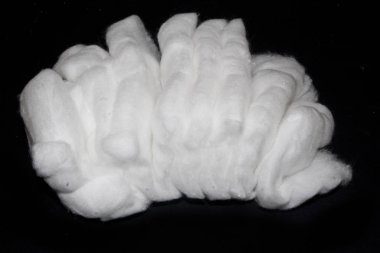 Siyah arkaplanda izole edilmiş pamuk