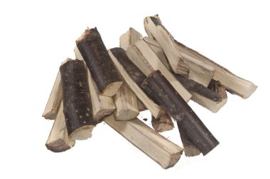 Beyaz arkaplanda yakacak odun