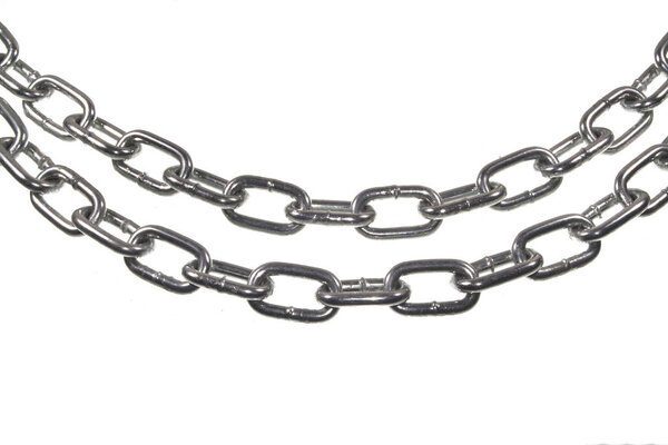 Цепь изолирована на белом фоне