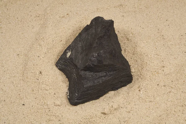 Sarı kumdaki kömür