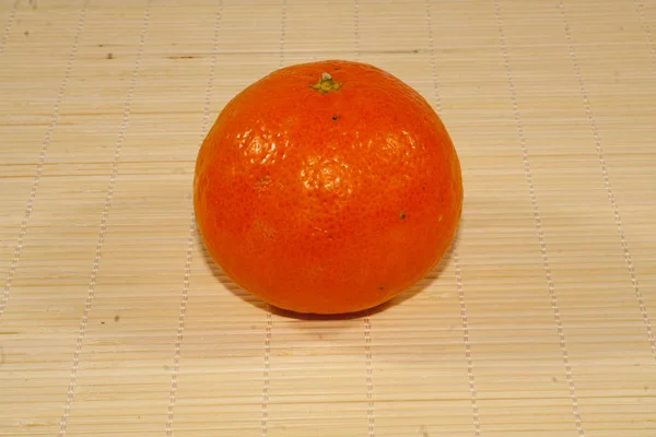 Mandarina aislada sobre fondo blanco —  Fotos de Stock