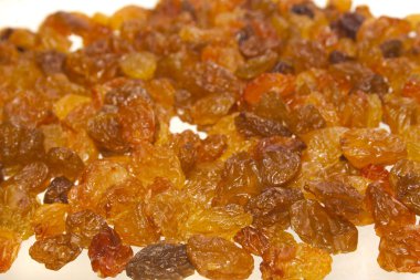 Beyaz arkaplanda izole edilmiş kurumuş meyveler