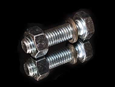 Beyaz arka plan üzerinde izole cıvata