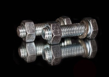 Beyaz arka plan üzerinde izole cıvata