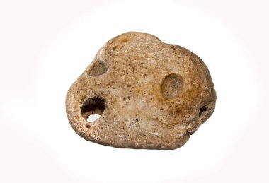 Beyaz arkaplanda izole taş