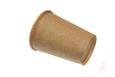 Tek kullanımlık cam beyaz arkaplanda izole edildi