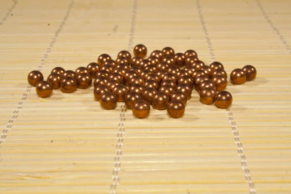 Metalen bal op houten ondergrond — Stockfoto