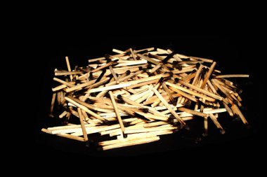 siyah arka plan üzerine izole maçlar