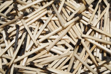 siyah arka plan üzerine izole maçlar