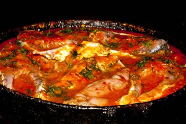 Kızarmış et siyah arkaplanda izole edilmiş