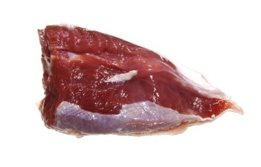 Beyaz arkaplanda izole edilmiş çiğ et