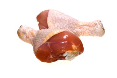 Beyaz arkaplanda izole edilmiş çiğ et