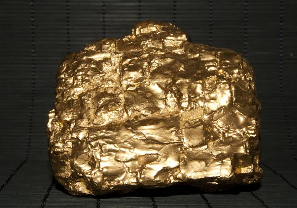 Gold unregelmäßiger Stein Nugget — Stockfoto