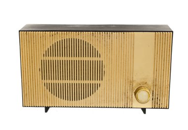 Beyaz arkaplanda eski radyo izole