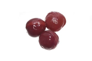 Beyaz arkaplanda kiraz izole