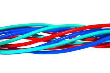 Beyaz arkaplanda elektrik kabloları izole edildi