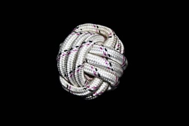 Halattaki düğüm beyaz arkaplanda izole edildi