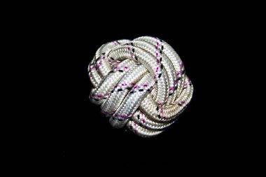 Halattaki düğüm beyaz arkaplanda izole edildi