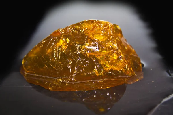 beyaz arkaplanda reçine izole