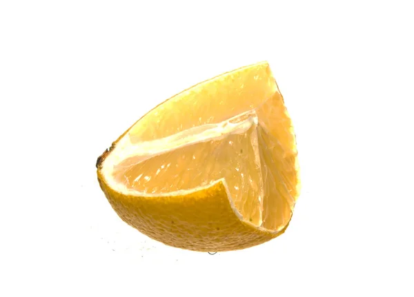 Limão isolado no fundo branco — Fotografia de Stock
