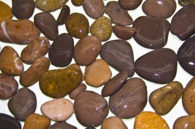 Beyaz arkaplanda izole taş